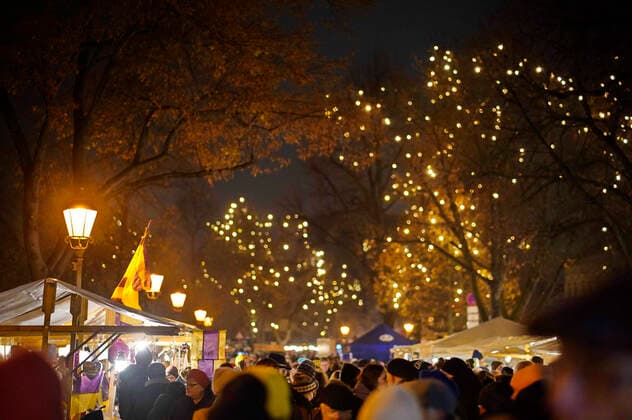 News Themen der Woche KW48 Der Alt-Rixdorfer Weihnachtsmarkt am Richardplatz im Berliner Bezirk Neukölln bietet eine besondere Atmosphäre: Nur karitative und gemeinnützige Organisationen präsentieren ihre Waren im besonderen Ambiente des warmen Lichts aus Öllampen in der historischen Kulisse des alten Dorfes Rixdorf im 48. Jahr. Berlin, 02.12.2022 *** The Alt Rixdorfer Christmas market at Richardplatz in the Berlin district of Neukölln offers a special atmosphere Only charitable and non-profit organizations present their goods in the special ambience of the warm light from oil lamps in the historic setting of the old village of Rixdorf in the 48 year Berlin, 02 12 2022 Foto:xT.xBartillax xFuturexImage