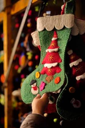 Weihnachtsstiefel aus Filz mit Tannenbaum und Schneemann - Der Alt-Rixdorfer Weihnachtsmarkt am Richardplatz im Berliner Bezirk Neukölln bietet eine besondere Atmosphäre: Nur karitative und gemeinnützige Organisationen präsentieren ihre Waren im besonderen Ambiente des warmen Lichts aus Öllampen in der historischen Kulisse des alten Dorfes Rixdorf im 48. Jahr. Berlin, 02.12.2022 *** Christmas boots made of felt with fir tree and snowman The Alt Rixdorfer Christmas market on Richardplatz in the Berlin district of Neukölln offers a special atmosphere Only charitable and non-profit organizations present their goods in the special ambience of the warm light from oil lamps in the historic setting of the old village of Rixdorf in the 48 year Foto:xT.xBartillax xFuturexImage