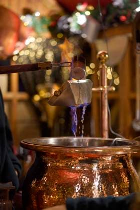 Zubereitung einer Feuerzangenbowle auf dem Weihnachtsmarkt am Roten Rathaus. Berlin, 02.12.2022 *** Preparation of a Feuerzangenbowle at the Christmas market at the Red City Hall Berlin, 02 12 2022 Foto:xT.xBartillax xFuturexImage