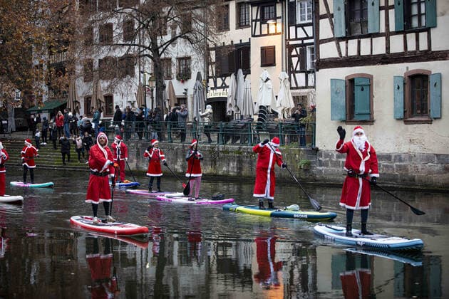 News Themen der Woche KW48 News Bilder des Tages Les Peres Noel font du stand up paddle Samedi 3 decembre 2022 a Strasbourg NEWS: Les Peres Noel font du stand up paddle Samedi 3 decembre 2022 a Strasbourg ElyxandroCegarra Panoramic 