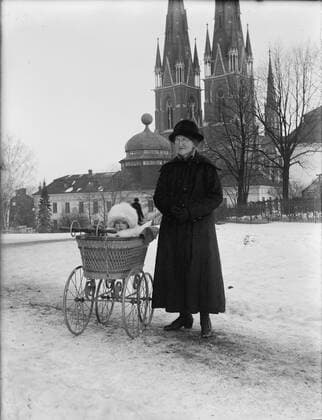 RECORD DATE NOT STATED Possibly Nora Ärnström with children in stroller in front of Gustavianum and Uppsala Cathedral, Uppsala. Josef Ärnström s image collection was acquired by the Upplands Museum 2011.Josef Ärnström was born in 1887 in Keps, Hallnäs parish, Uppland. He was married to Nora Selldin, born in Timra, Medelpad. Both Josef and his wife Nora took their degrees around 1910 at the teacher s seminar in Uppsala. In Medelpad, the couple received their first teacher services at Berge school as a newlyweds about 1910-12. The relocation then moved on to Lapland where Josef was employed in Toulleuvaara between about 1913-18. Joseph ended his career as an exercise teacher from about 1920 until his death in 1926 in the same place where he had studied, ie Copyright: xpiemagsx upplpie13012022-938 !ACHTUNG AUFNAHMEDATUM GESCHÄTZT!