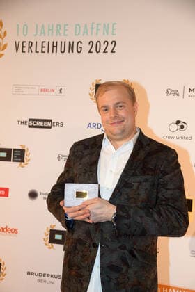 Verleihung der DAfFNE-Auszeichnung 2022 Nicolas Doldinger, Sohn Von KLaus Doldinger empängt den Ehrenpreis für seinen Vater Ehrenpreis zur Verleihung der DAfFNE-Deutsche Akademie für Fernsehen, Auszeichnung 2022 im Meistersall in Berlin am 03.12.2022