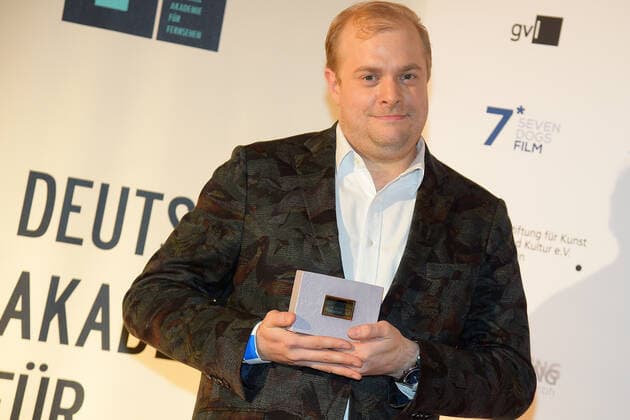 Verleihung der DAfFNE-Auszeichnung 2022 Nicolas Doldinger, Sohn Von KLaus Doldinger empängt den Ehrenpreis für seinen Vater Ehrenpreis zur Verleihung der DAfFNE-Deutsche Akademie für Fernsehen, Auszeichnung 2022 im Meistersall in Berlin am 03.12.2022