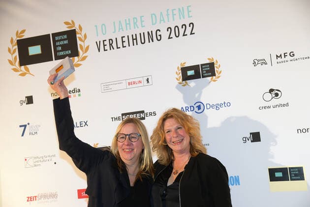 Verleihung der DAfFNE-Auszeichnung 2022 Gritt Kosse und Uta Spikermann, Für Honneker und der Pastor fürs Maskenbild Preis Verleihung der DAfFNE-Deutsche Akademie für Fernsehen, Auszeichnung 2022 im Meistersall in Berlin am 03.12.2022