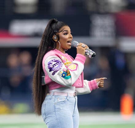 December 3, 2022, Arlington, Texas, U.S: American Singer Songwriter ASHANTI singing the national anthem at the Big 12 Football Championship Arlington U.S. - ZUMAm147 20221203_zap_m147_007 Copyright: xHossxMcBainx