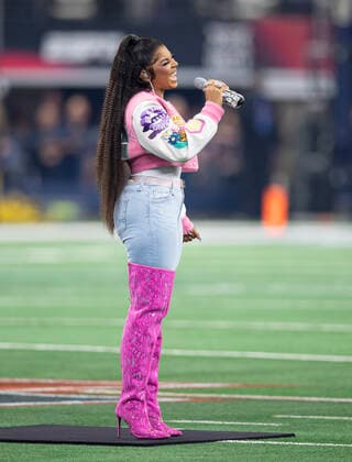 December 3, 2022, Arlington, Texas, U.S: American Singer Songwriter ASHANTI singing the national anthem at the Big 12 Football Championship Arlington U.S. - ZUMAm147 20221203_zap_m147_008 Copyright: xHossxMcBainx