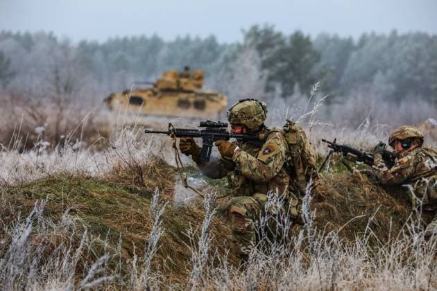 November 23, 2022 - Bemowo Piskie, Poland - U.S. Soldiers assigned to Chaos Company, 3rd Battalion, 8th Cavalry Regiment, 3rd Armored Brigade Combat Team, 1st Cavalry Division (3-1 ABCT) operationally controlled by the 1st Infantry Division (1 ID), advance on the target with fire support from a M2A3 Bradley Fighting Vehicle during the Bull Run live fire exercise in Bemowo Piskie, Poland, Nov. 23, 2022. The 3-1 ABCT is among other units assigned to the 1 ID, proudly working alongside NATO allies and regional security partners to provide combat-credible forces to V Corps, America s forward deployed corps in Europe. Bemowo Piskie Poland - ZUMAz03_ 20221123_shl_z03_233 Copyright: xU.S.xArmyx