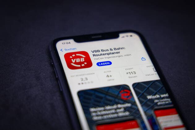 App Store - Apple 30.10.2022: Apple App Store auf einem iPhone. Verkehrs Apps. VBB Bus & Bahn: Routenplaner