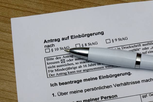 Antrag auf Einbürgerung Antrag auf Einbürgerung, 03.12.2022, Borkwalde, Brandenburg, Auf einem Antrag auf Einbürgerung liegt ein Kugelschreiber. *** Application for naturalization Application for naturalization, 03 12 2022, Borkwalde, Brandenburg, On an application for naturalization lies a ballpoint pen