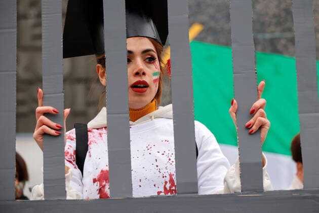 News Themen der Woche KW48 Iran_Demo 03.12.2022, Chemnitz, Demonstration Die Initiative Iran- Protest Chemnitz rief für Samstag zu einer Demonstration und Kundgebung vor dem Karl-Marx-Monument in der Brückenstraße auf. Man protestiert gegen die islamische Diktatur und ruft zur Solidarität mit Menschen auf, die im Iran wegen ihrer Proteste gegen die Islamische Republik Iran inhaftiert sind. Symbolbild Chemnitz Sachsen BRD *** Iran Demo 03 12 2022, Chemnitz, demonstration The initiative Iran Protest Chemnitz called for Saturday to a demonstration and rally in front of the Karl Marx Monument in Brückenstraße One protests against the Islamic dictatorship and calls for solidarity with people who are imprisoned in Iran because of their protests against the Islamic