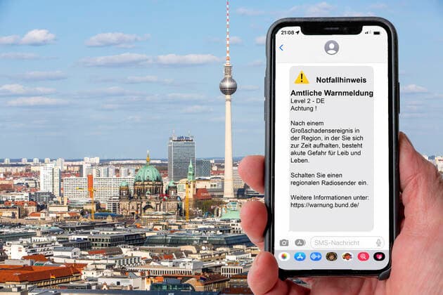 Symbolbild Cell Broadcast, Warndienst über das Mobiltelefon, per SMS, an alle Geräte, die sich im Bereich von Funkzellen, Sendemasten, befinden, die eventuell gefährdet sind, bei Naturkatastrophen, Grossschadens Ereignissen, Unfällen, usw., Versand über die Netzbetreiber, in Zusammenarbeit mit dem Bundesamt für Bevölkerungsschutz und Katastrophenhilfe, BBK Cell Broadcast *** Symbolic Cell Broadcast, warning service via cell phone, via SMS, to all devices located in the area of radio cells, transmission towers, which may be at risk, in the event of natural disasters, major damage events, accidents, etc , dispatch via the network operators, in cooperation with the Federal Office of Civil Protection and Disaster Assistance, BBK Cell Br