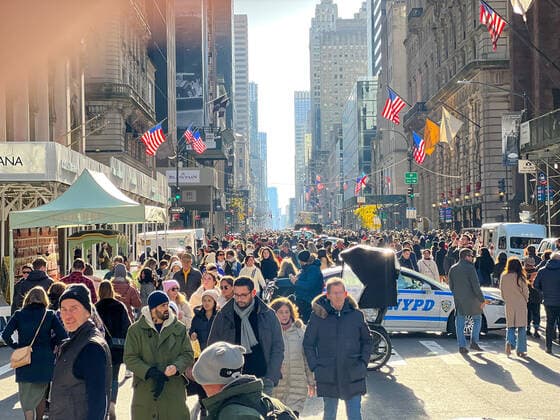 News Themen der Woche KW48 Sport Bilder des Tages NYC Holiday Open Streets New York City’s Fifth Avenue went car free for the first time in half a century, only open to pedestrians in December — the city’s largest-ever holiday season-specific Open Street. New York NY United States Copyright: RyanxRahman