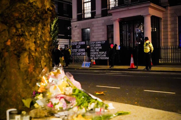 Bilder des Jahres 2022, News 12 Dezember News Bilder des Tages December 5, 2022, London, United Kingdom: Flowers are laid outside the Chinese Embassy to pay tribute to the lives lost during the Urumqi fire. Dozens of protesters gather outside the Chinese Embassy in London, the United Kingdom, to demand greater political freedoms in China. The outpouring of nationwide Chinese protests were sparked by a deadly fire in Urumqi on November 24, 2022 where 10 people were reported to be killed because of strict Covid lockdowns. London United Kingdom - ZUMAs197 20221205_zaa_s197_005 Copyright: xJasminexLeungx