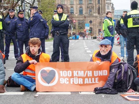 Bilder des Jahres 2022, News 12 Dezember News Themen der Woche KW49 News Bilder des Tages December 5, 2022, Munich, Bavaria, Germany: Climate activists from Letzte Generation (Last Generation) krazy glued themselves to the roadway at Karlsplatz in Munich, Germany.Ã‚ Ã‚ The group demands consequential action against what they state is mankind accelerating into a climate crisis.Ã‚ Ã‚ Letzte Generation originally drew massive criticism for its protest methods, but recently with the police using the controversial Polizeiaufgabengesetz (Police Assignment Laws) that allow sweeping powers to detain subjects prior to a crime, as well as CSU and CDU members likening the group to the RAF terrorist group and the Union allegedly using the politics of hate and fear once again, the dialogue has turned largely against the Union and and rai - ZUMAb160 20221205_zbp_b160_015 Copyright: xSachellexBabbarx