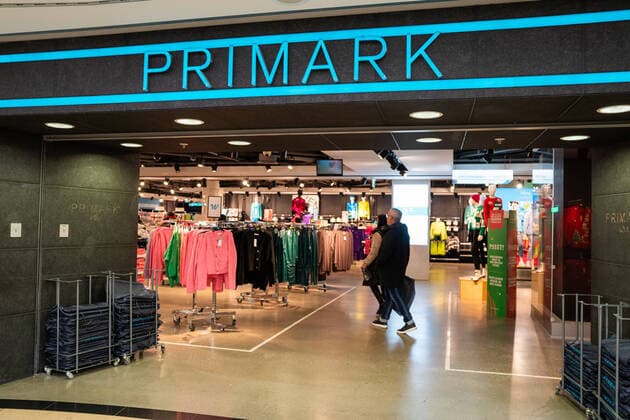 Symbolbild Primark Symbolfoto Logo der Modekette Primark in Koeln Koeln Nordrhein-Westfalen Deutschland *** Symbol image Primark symbol photo logo of the fashion chain Primark in Cologne Cologne North Rhine Westphalia Germany