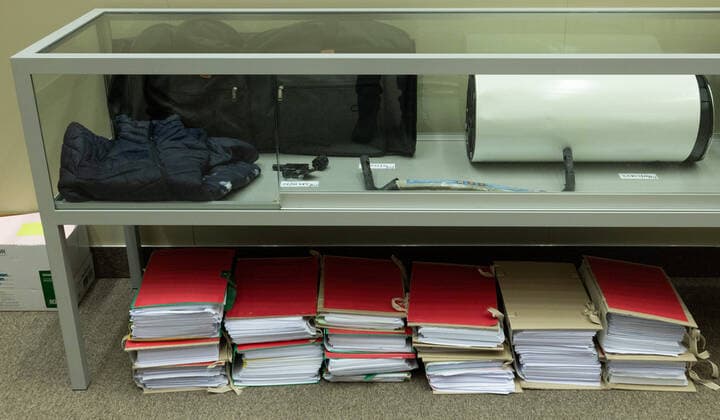 Bilder des Jahres 2022, News 12 Dezember News Bilder des Tages Belgien, Gerichtsprozess zu Terror-Anschlägen in Brüssel Pieces of evidence pictured at the first day of the trial of the attacks of March 22, 2016, at the Brussels-Capital Assizes Court, Monday 05 December 2022 at the Justitia site in Haren, Brussels. On March 22 2016, 32 people were killed and 324 got injured in suicide bombings at Zaventem national airport and Maalbeek Maelbeek metro station, which were claimed by ISIL.  POOLxBENOITxDOPPAGNE 55112375