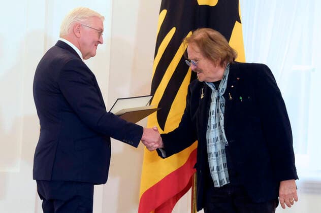 Bilder des Jahres 2022, Entertainment 12 Dezember Entertainment Bilder des Tages Frank-Walter Steinmeier und Frank Zander bei der Verleihung des Verdienstkreuzes 1. Klasse des Verdienstordens der Bundesrepublik Deutschland an Frank Zander im Schloss Bellevue. Berlin, 05.12.2022 *** Frank Walter Steinmeier and Frank Zander at the award of the Cross of Merit 1st Class of the Order of Merit of the Federal Republic of Germany to Frank Zander at Bellevue Palace Berlin, 05 12 2022 Foto:xF.xKernx xFuturexImage