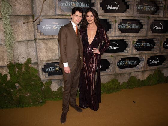 05 December 2022 - Los Angeles, California - Dylan Michael Douglas and Catherine Zeta-Jones. Disney + premiere of Ã¢â‚¬oeNational Treasure: Edge of HistoryÃ¢â‚¬Â at El Capitan Theatre. Hollywood USA - ZUMAa123 20221205_zaa_a123_006 Copyright: xBillyxBennightx