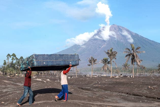 Bilder des Jahres 2022, News 12 Dezember News Themen der Woche KW49 News Bilder des Tages (221206) -- LUMAJANG, Dec. 6, 2022 -- People move their personal belongings to safe place after the eruption of Mount Semeru at Sumberwuluh village in Lumajang, East Java, Indonesia, Dec. 6, 2022. Semeru volcano on Indonesia s Java island erupted on Sunday, spewing a 1.5-km high ash column, authorities said. (Photo by Xinhua) INDONESIA-LUMAJANG-MOUNT SEMERU-ERUPTION-AFTERMATH BayuxNovanta 