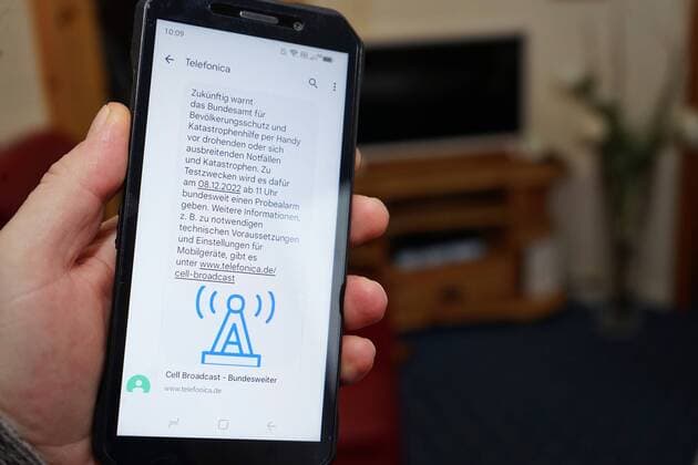06.12.2022: Zukünftig warnt das Bundesamt für Bevölkerungsschutz und Katastrophenhilfe per Handy vor drohenden oder sich ausbreitenden Notfällen und Katastrophen. Zu Testzwecken wird es dafür am 08.12.2022 ab 11 Uhr bundesweit einen Probealarm geben. Telefonica hat hierzu eine SMS gesendet. Germany 2022-12-06_Symbolfoto_Telefonica_Cell-Broadcast_Foto_Hercher_6 *** 06 12 2022 In future, the Federal Office of Civil Protection and Disaster Assistance will warn of impending or spreading emergencies and disasters by cell phone For test purposes, there will be a nationwide test alarm for this on 08 12 2022 from 11 a.m. Telefonica has sent an SMS for this Germany 2022 12 06 Symbol photo Telefonica Cell Broadcast Photo Hercher 6