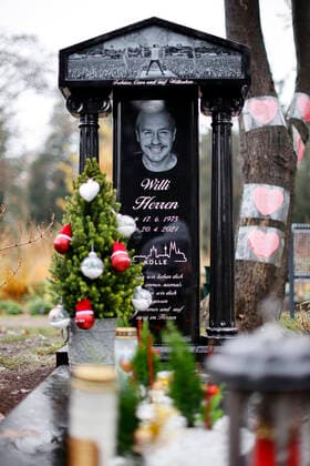 Bilder des Jahres 2022, Entertainment 12 Dezember Entertainment Bilder des Tages Das Grab von Willi Herren auf dem Melaten Friedhof in Köln hat nun einen Grabstein. Der Entertainer war im April 2021 völlig unerwartet verstorben. Köln, 06.12.2022 NRW Deutschland *** The grave of Willi Herren at the Melaten Cemetery in Cologne now has a tombstone The entertainer had died completely unexpectedly in April 2021 Cologne, 06 12 2022 NRW Germany Copyright: xChristophxHardtx