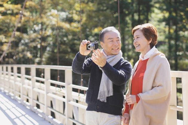 Senior couple traveling during the autumn season AFLO26628637  , 26628637.jpg, ,model released, Symbolfoto