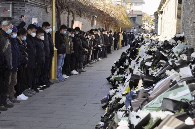 Bilder des Jahres 2022, News 12 Dezember News Bilder des Tages Mourning for China s ex-leader Jiang Zemin People observe a moment of silence in front of the former residence of former Chinese President Jiang Zemin in Yangzhou in China s eastern Jiangsu Province on Dec. 6, 2022. His memorial service was held in Beijing the same day.  A14AA0001371354P