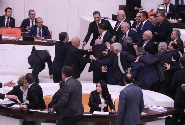 Bilder des Jahres 2022, News 12 Dezember News Themen der Woche KW49 News Bilder des Tages Punches fly in Turkish Parliament 17769042