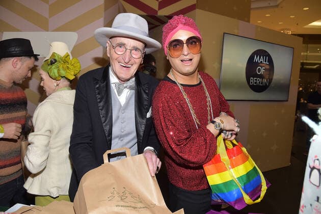 Bilder des Jahres 2022, Entertainment 12 Dezember Entertainment Themen der Woche KW49 Entertainment Bilder des Tages strassenfeger charity by Maximilian Seitz Günther Krabbenhöft. Julian.F.M. Stöckel Designer und Instagram Star Maximilian Seitz veranstaltet erneut mit viel prominenter Unterstützung strassenfeger charity by Maximilian Seitz in der Mall of Berlin in Berlin. Für den bekannten Verein werden 250 Geschenktüten für bedürftige Menschen in der Mall of Berlin gepackt in Berlin am 06.12.2022 *** strassenfeger charity by Maximilian Seitz Günther Krabbenhöft Julian F M Stöckel Designer and Instagram star Maximilian Seitz organizes again with a lot of celebrity support strassenfeger charity by Maximilian Seitz in the Mall of Berlin in Berlin For the well-known association 250 gift bags are packed for needy people in the Mall of Ber Photopress Mueller