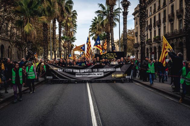Bilder des Jahres 2022, News 12 Dezember News Bilder des Tages December 6, 2022, Barcelona, Catalonia, Spain: Catalan separatists march behind their banner as they protest against the proposal of the proposal to replace the crime of sedition with a new offense of aggravated public disorder. Even though it would carry lower sentences the protesters fear it will criminalize the right to demonstrate. Barcelona Spain - ZUMAo105 20221206_zap_o105_002 Copyright: xMatthiasxOesterlex