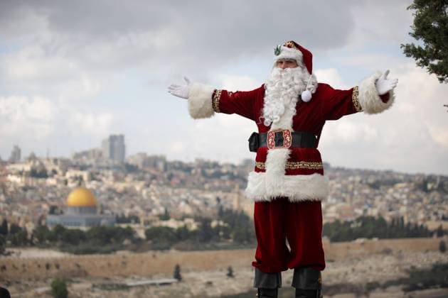 Bilder des Jahres 2022, News 12 Dezember News Bilder des Tages Palestinian Issa Kassissieh, dressed as Santa Claus, poses for a picture at the Mount of Olives in Jerusalem, a few weeks before the upcoming holiday of Christmas Palestinian Issa Kassissieh, dressed as Santa Claus, poses for a picture at the Mount of Olives in Jerusalem, a few weeks before the upcoming holiday of Christmas on December 6, 2022. In Jerusalem s Old City there are dozens of churches, but as Christmas beckons there is just one Santa Claus, or Father Christmas -- a towering Palestinian former basketball player. Each December, the streets sparkle green and red as Christian pilgrims and others arrive to celebrate Christmas in Israeli-annexed east Jerusalem. Photo by Saeed Qaq apaimages Jerusalem Jerusalem Palestinian Territory 0 Copyright: xapaimagesxSaeedxQaq xapaimagesx
