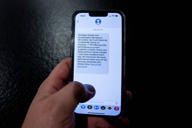 Bamberg, Deutschland 06. Dezember 2022: Themenbilder - Symbolbilder - Warntag - 2022 Eine Person hält das Handy in der Hand auf dem eine Nachricht gekommen ist vom Telefonanbieter zum bundesweiten Warntag am 8. Dezember 2022 dieses soll zum Schutz der Bevölkerung dienen. Man soll die Warnmeldung über Cell Broadcast bekommen, es soll warnen vor Feuer, Unfall, Naturkatastrophe und Katastrophen. Bayern *** Bamberg, Germany 06 December 2022 Topic Images Symbol Images Warning Day 2022 A person holds the cell phone in his hand on which a message has come from the telephone provider to the nationwide warning day on December 8, 2022 this is to protect the population serve One should get the warning message via cell broadcast, it should warn o Copyright: xFotostandx xK.xSchmittx