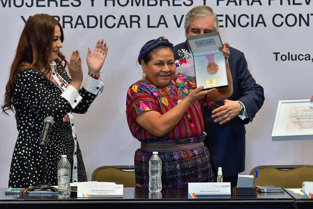 Mexiko, Ehrung für Menschenrechtsaktivistin Rigoberta Menchu Tum in Toluca December 06 in Toluca, Mexico : Rigoberta MenchoÂº Tum, activist and Nobel Peace Prize Laureate, received the Merit for Lifetime Achievement medal during the Women Human Rights Defenders 2022 award, organized by the Human Rights Commission of the State of Mexico. on December 06 in Toluca, Mo xico. TOLUCA Mexico - ZUMAe321 20221207_zia_e321_011 Copyright: xArturoxHernandezx