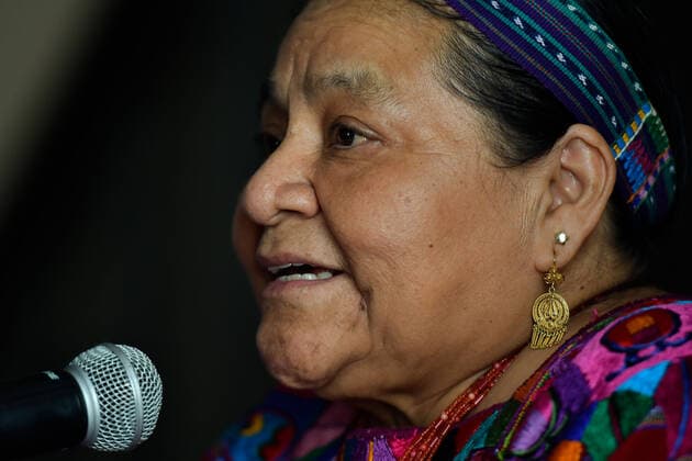 Mexiko, Ehrung für Menschenrechtsaktivistin Rigoberta Menchu Tum in Toluca December 06 in Toluca, Mexico : Rigoberta MenchoÂº Tum, activist and Nobel Peace Prize Laureate, received the Merit for Lifetime Achievement medal during the Women Human Rights Defenders 2022 award, organized by the Human Rights Commission of the State of Mexico. on December 06 in Toluca, Mo xico. TOLUCA Mexico - ZUMAe321 20221207_zia_e321_007 Copyright: xArturoxHernandezx
