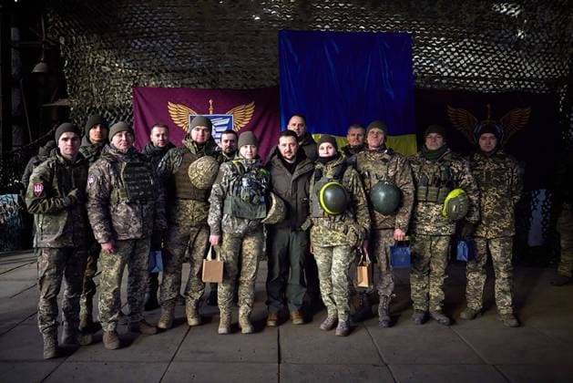 Bilder des Jahres 2022, News 12 Dezember News Themen der Woche KW49 News Bilder des Tages Ukraine-Konflikt, Wolodymyr Selenskyj besucht Slowjansk Ukrainian soldiers pose for a photo with President Volodymyr Zelenskyy, center, during his visit to to Sloviansk, Donbas region, Ukraine, Tuesday, December. 6, 2022..  UKR2022120628 UkrainianxPresidentialxPressxOff
