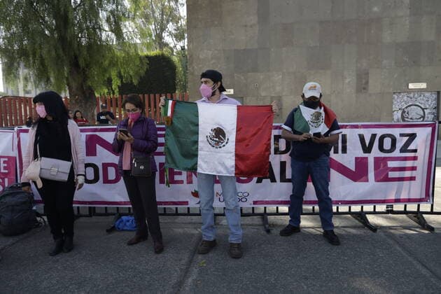 Mexiko, Abstimmung über Wahlrechtsreform December 6, 2022, Mexico City, Mexico: A group of people demonstrate in support of the National Electoral Institute and in rejection of the electoral political reform under discussion in the Chamber of Deputies of Mexico in Mexico City. on December 6, 2022 in Mexico City, Mexico. Mexico City Mexico - ZUMAe321 20221207_zia_e321_070 Copyright: xLuisxBarronx