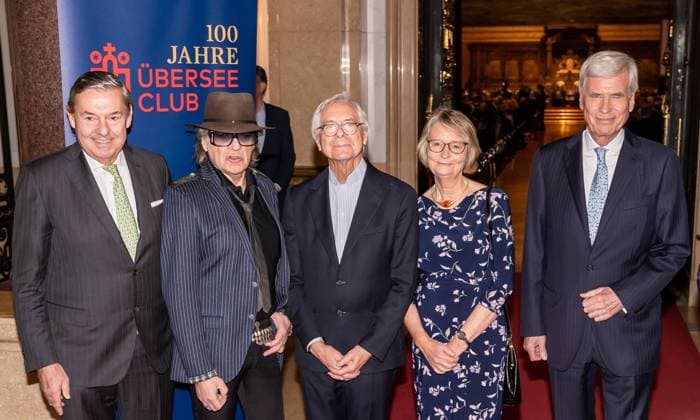 Jubiläums-Veranstaltung 100 Jahre Übersee-Club Hamburger Ehrenbürger im Gespräch im Rathaus - Michael Behrendt, Präsident Übersee-Club mit den vier lebenden Hamburger Ehrenbürger Udo Lindenberg, John Neumeier, Kirsten Boie und Michael Otto (von links);Jubiläums-Veranstaltung 100 Jahre Übersee-Club Hamburger Ehrenbürger im Gespräch im Rathaus - Michael Behrendt, Präsident Übersee-Club mit den vier lebenden Hamburger Ehrenbürger Udo Lindenberg, John Neumeier, Kirsten Boie und Michael Otto (von, Hamburg Hamburg Deutschland Rathaus *** Anniversary event 100 years Übersee Club Hamburg honorary citizens in conversation in the town hall Michael Behrendt, President Übersee Club with the four living Hamburg honorary citizens Ud