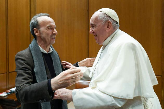 Bilder des Jahres 2022, Entertainment 12 Dezember Entertainment Themen der Woche KW49 December 7, 2022, VATICAN CITY: A handout picture provided by the shows Pope Francis receiving in audience Italian filmmaker and actor Roberto Benigni, Vatican City, 07 December 2022. ANSA (NPK) VATICAN CITY  - ZUMAa110 20221207_zaf_a110_012 Copyright: xVaticanxMediax