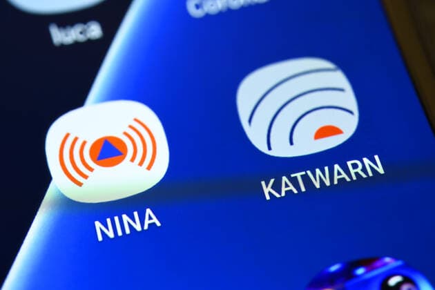 NINA und Katwarn Warn-Apps auf einem Smartphone-Display *** NINA and Katwarn warning apps on a smartphone display ** NUR FUER REDAKTIONELLE ZWECKE ** EDITORIAL USE ONLY **