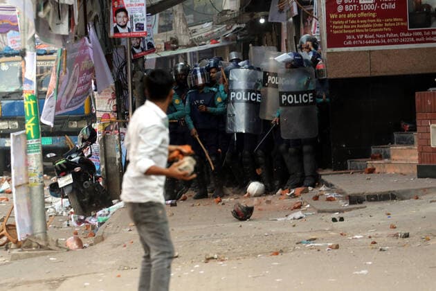 Bilder des Jahres 2022, News 12 Dezember News Themen der Woche KW49 News Bilder des Tages Bangladesch, schwere Ausschreitungen in Dhaka Clashes between BNP supporters and police in Dhaka December 07, 2022, Dhaka, Bangladesh: A man was killed and at least 30 others were injured after a clash erupted between police and BNP supporters in front of the party s central office in Dhaka s neighborhood Naya Paltan. Dhaka Dhaka Bangladesh Copyright: xHabiburxRahmanx