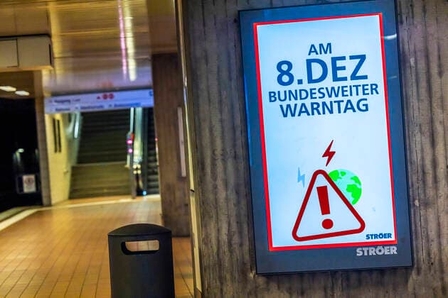 Zweiter bundesweiter Warntag. Mit Plakaten - wie hier in der Stadtbahn-Haltestelle Rathaus in Stuttgart - wird auf den Aktionstag hingewiesen. Das Bundesamt für Bevölkerungsschutz und Katastrophenhilfe will mit der Probewarnung am 8. Dezember 2022 überprüfen, wie gut die technische Infrastruktur funktioniert. DEU, Deutschland, Baden-Württemberg, Stuttgart, 07.12.2022. *** Second nationwide warning day Posters, like this one at the Rathaus light rail stop in Stuttgart, draw attention to the day of action The Federal Office of Civil Protection and Disaster Assistance wants to use the trial warning on 8 December 2022 to check how well the technical infrastructure is working DEU, Germany, Baden Württemberg, Stuttgart, 07 12 2022