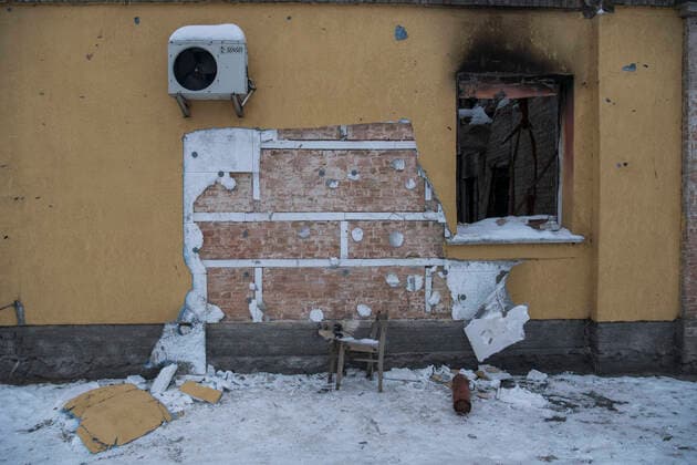Bilder des Jahres 2022, News 12 Dezember Graffiti Made By Banksy In The Borodianka And Hostomel Towns Near Kyiv A group of people are trying to steal the Graffiti of artist Banksy from the wall of a destroyed residential building in Hostomel, Ukraine, on December 6, 2022 Borodianka Ukraine  Copyright: xMaxymxMarusenkox originalFilename: musienko-notitle221206_npMh5.jpg