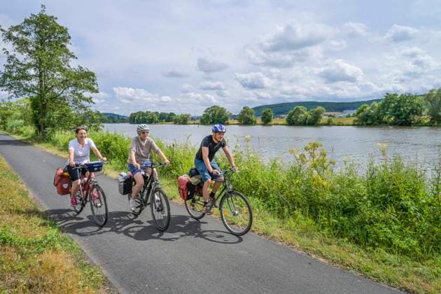 Radfahrer, Main-Radweg bei Karlstadt, Bayern, Deutschland *** Cyclist, Main cycle path near Karlstadt, Bavaria, Germany