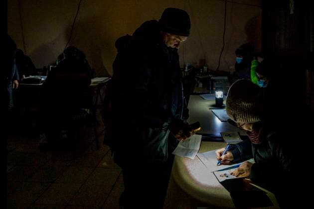 December 7, 2022, Kostiantynivka, Donetsk, Ukraine: Humanitarian point in Kostiantinyvka, Donetsk region, works in darkness because the damages of the electric infrastructure in previous russian shelling in the area. Kostiantynivka Ukraine - ZUMAa131 20221207_zap_a131_004 Copyright: xCelestinoxArcexLavinx