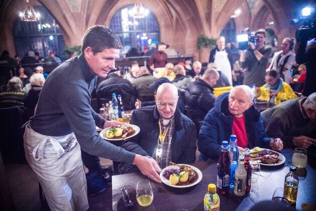 Bilder des Jahres 2022, Entertainment 12 Dezember Entertainment Themen der Woche KW49 Entertainment Bilder des Tages 07.12.2022 xesx Frankfurt am Main, Römerhalle Bernd-Reisig-Stiftung helfen helfen Zum 10. mal Weihnachtsgans-Essen für Obdachloe und hilfsbedürftige Menschen Serviert Cheftrainer Oliver Glaser Eintracht Frankfurt: Die Weihnachtsgans. *** 07 12 2022 xesx Frankfurt am Main, Römerhalle Bernd Reisig Foundation help For the 10 time Christmas goose food for Obdachloe and needy people Serves head coach Oliver Glaser Eintracht Frankfurt The Christmas goose HP