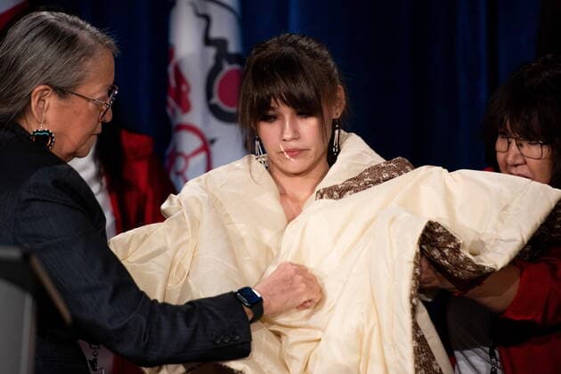 News Bilder des Tages December 7, 2022, Ottawa, ON, Canada: Cambria Harris, daughter of Morgan Harris, is blanked during the Assembly of First Nations (AFN) Special Chiefs Assembly (SCA) in Ottawa, on Wednesday, Dec. 7, 2022. Police have identified Morgan Harris as one of four women killed by an alleged serial killer in Winnipeg, but her body has not yet been found Ottawa Canada - ZUMAc35_ 20221207_zaf_c35_122 Copyright: xSpencerxColbyx