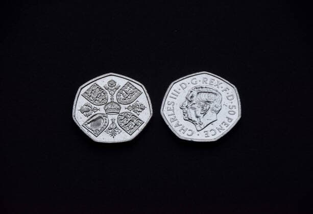 Bilder des Jahres 2022, News 12 Dezember News Themen der Woche KW49 December 8, 2022, London, England, United Kingdom: The new 50p coin, with a portrait of King Charles III replacing Queen Elizabeth II, has been introduced into circulation in the UK, with the monarch now facing left, opposite to previous coins featuring The Queen. London United Kingdom - ZUMAv130 20221208_zip_v130_001 Copyright: xVukxValcicx