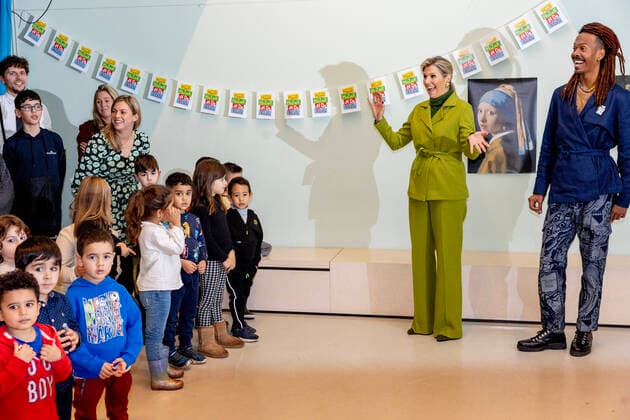 Bilder des Jahres 2022, Entertainment 12 Dezember Entertainment Bilder des Tages 08-12-2022 Haarlem Queen Maxima at the More Music in the Classroom at the OBS De Globe school, one of the participant in the largest school band in the Netherlands, in Haarlem. The Queen attended a music class by the Flying Brigadier, Andre Accord. Â  Copyright: xPPEx