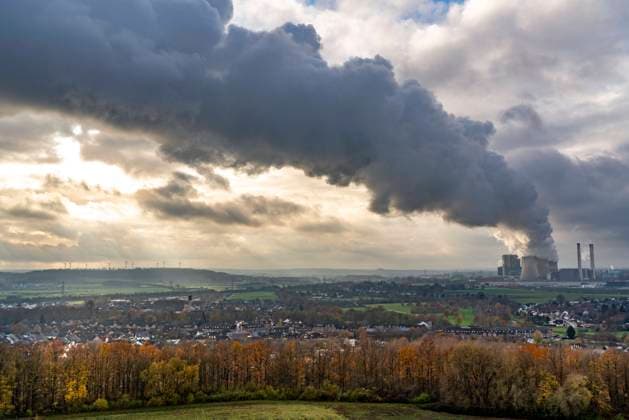 Lange Rauch, Wasserdampf Fahne des Braunkohle Kraftwerk Weisweiler der RWE Power AG in Eschweiler-Weisweiler, Grundlastkraftwerk, verfeuert Braunkohle aus dem Tagebau Inden, links Halde Nierchen mit Windpark, NRW, Deutschland, Braunkohlekraftwerk Weisweiler *** Long smoke, steam plume of the Weisweiler lignite-fired power plant of RWE Power AG in Eschweiler Weisweiler, base load power plant, fires lignite from the Inden open pit mine, Nierchen slag heap with wind farm on the left, NRW, Germany, Weisweiler lignite-fired power plant