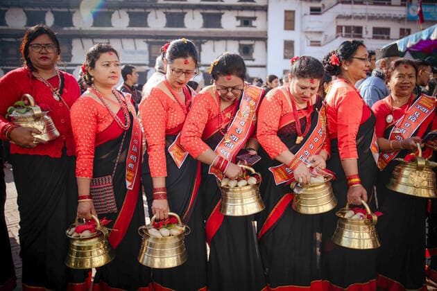 Bilder des Jahres 2022, News 12 Dezember News Bilder des Tages December 8, 2022, Kathmandu, Nepal: Newar community women dressed in traditional attires display Yomari, a traditionally popular Newari food, as they celebrate Yomari Punhi festival. Goddess Anapurna is worshiped by Yomari Purnima people during the festival. Annapurna is the goddess of grains and food. It is the time when farmers finish harvesting and taking rest after a long day™s work. Kathmandu Nepal - ZUMAs197 20221208_zaa_s197_065 Copyright: xPrabinxRanabhatx
